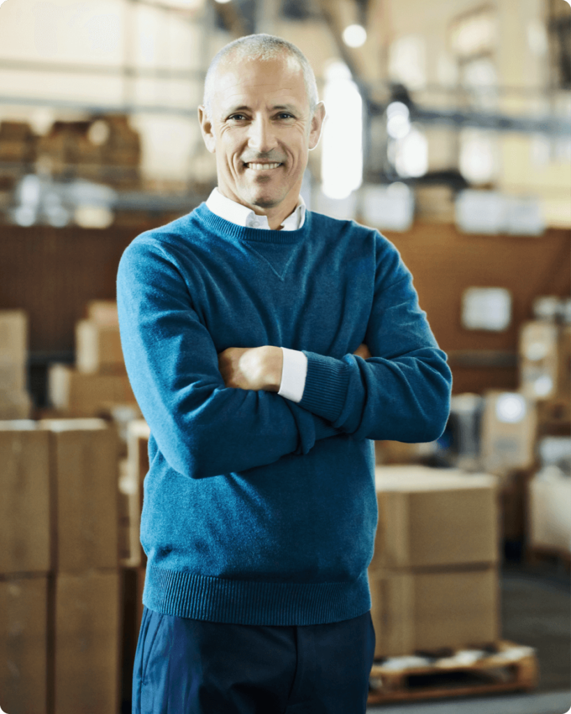 Logistik Mitarbeiter in einem blauen Pullover