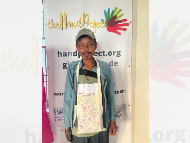 The Hand Project – Team 1 AKTIVBANK AG, Prothesenempfänger beim Fitting in Nepal