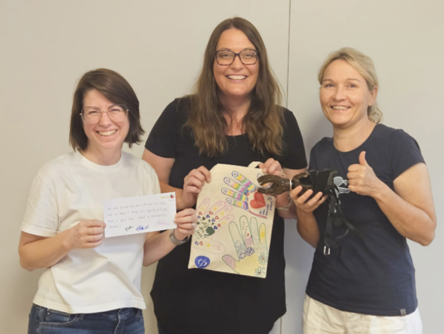 The Hand Project – Team 2 AKTIVBANK AG, v.l.n.r: Anke Schlegel, Eva Richardt, Berit Hosenseidl mit ihrer gemeinsam gebauten Prothese.